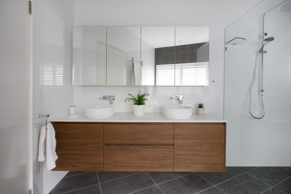 Idéer för att renovera ett stort funkis vit vitt en-suite badrum, med skåp i mellenmörkt trä, en öppen dusch, vit kakel, porslinskakel, grå väggar, klinkergolv i porslin, ett fristående handfat, bänkskiva i kvarts, grått golv och med dusch som är öppen