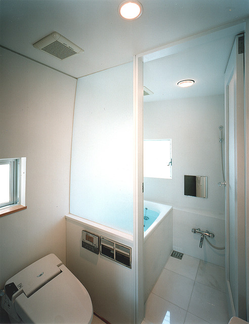 公園通りの家 moderno-cuarto-de-bano