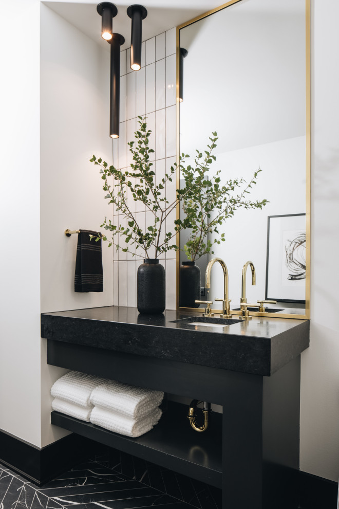 Modern inredning av ett stort svart svart badrum med dusch, med öppna hyllor, svarta skåp, en dusch i en alkov, en toalettstol med hel cisternkåpa, vit kakel, vita väggar, ett undermonterad handfat och svart golv