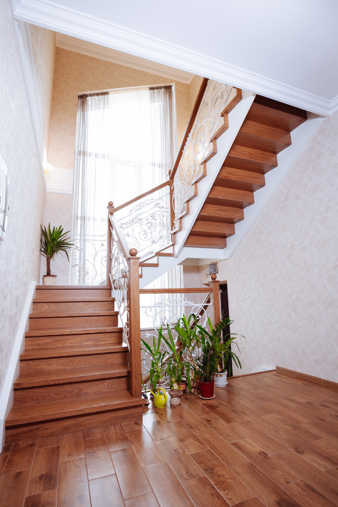 Деревянная лестница с кованым ограждением в Тихой слободе