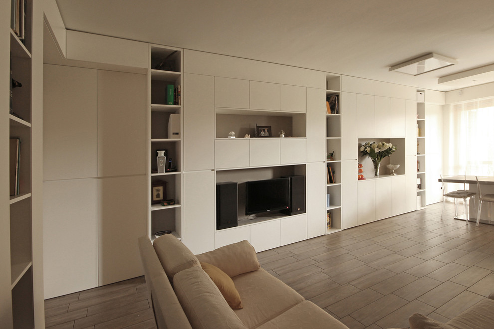 Esempio di un soggiorno moderno di medie dimensioni e aperto con pareti bianche, TV a parete, pavimento grigio, libreria e pavimento in gres porcellanato