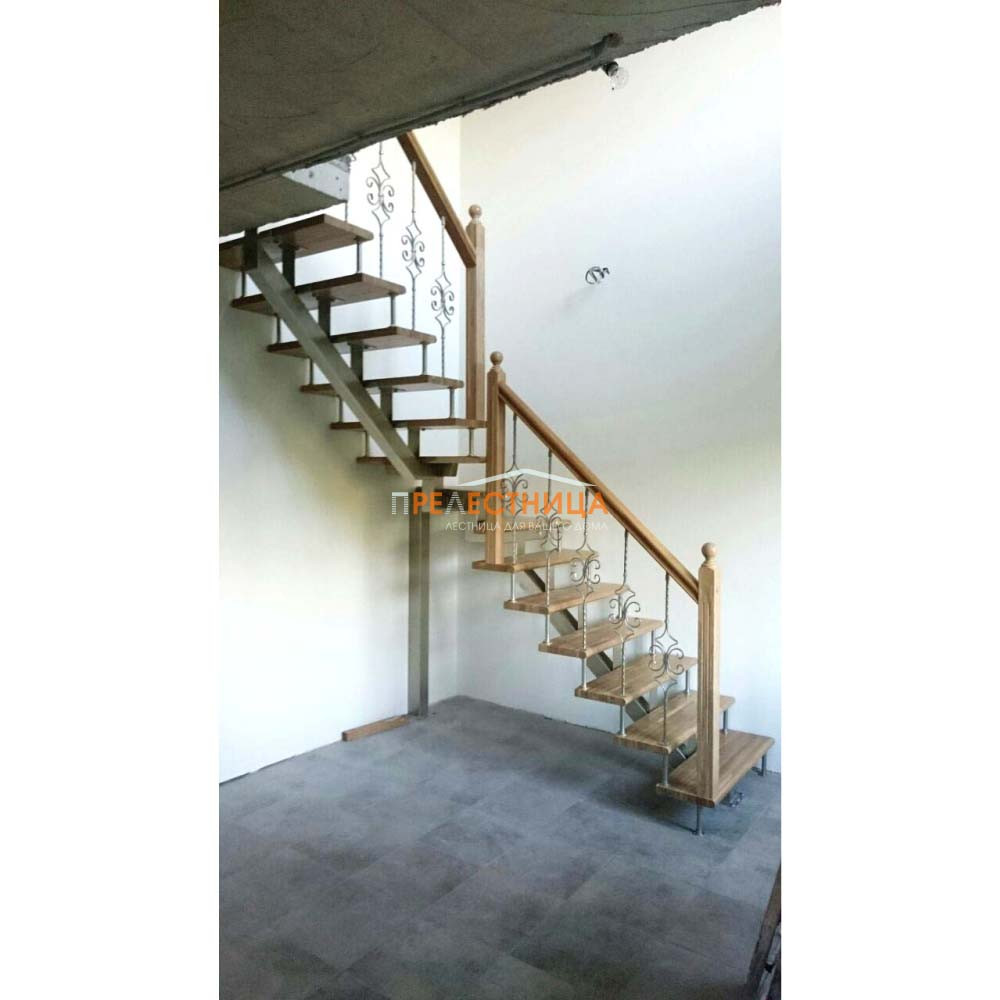 Лестница на второй этаж с ковкой