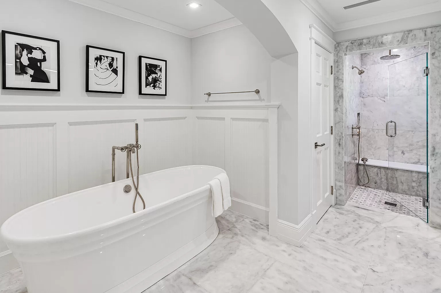 Example of a mid-sized master bathroom design in Miami
