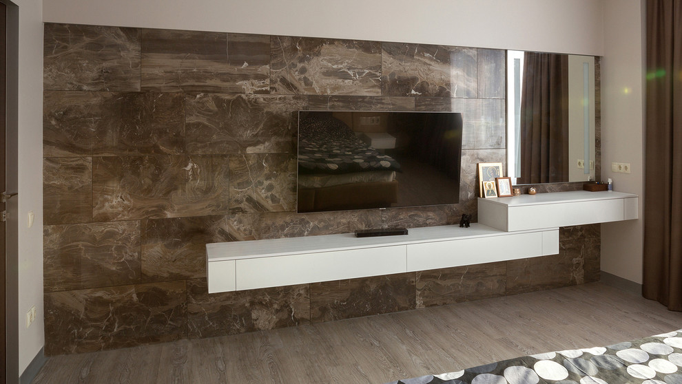 Спальня с ТВ зоной и отделкой из листового керамогранита