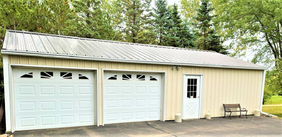 На фото: большой отдельно стоящий гараж в стиле ретро с мастерской для двух машин