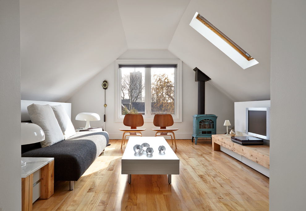 Photo of a modern living room in Toronto with white walls.