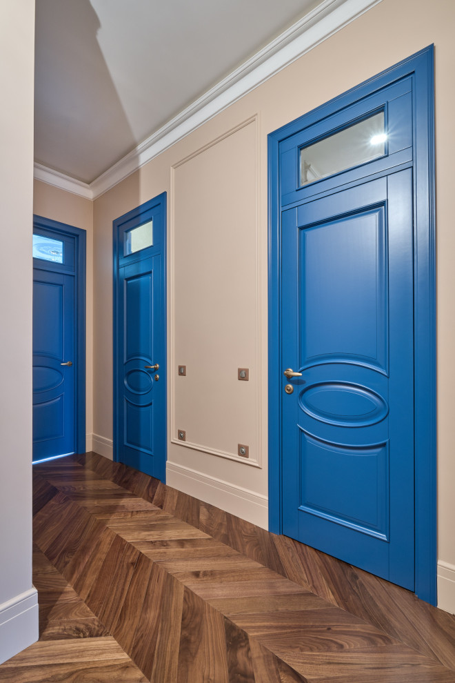 Классические двери ярко-синего цвета