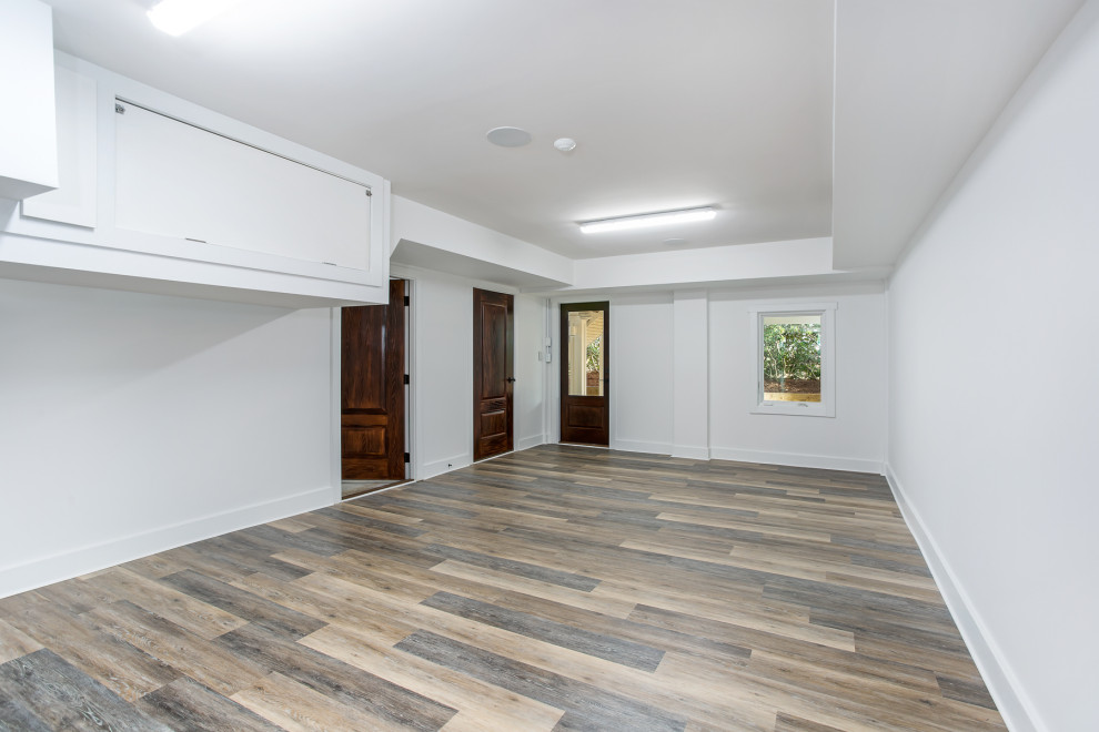 Großer Maritimer Yogaraum mit grauer Wandfarbe, Vinylboden, buntem Boden und eingelassener Decke in Wilmington