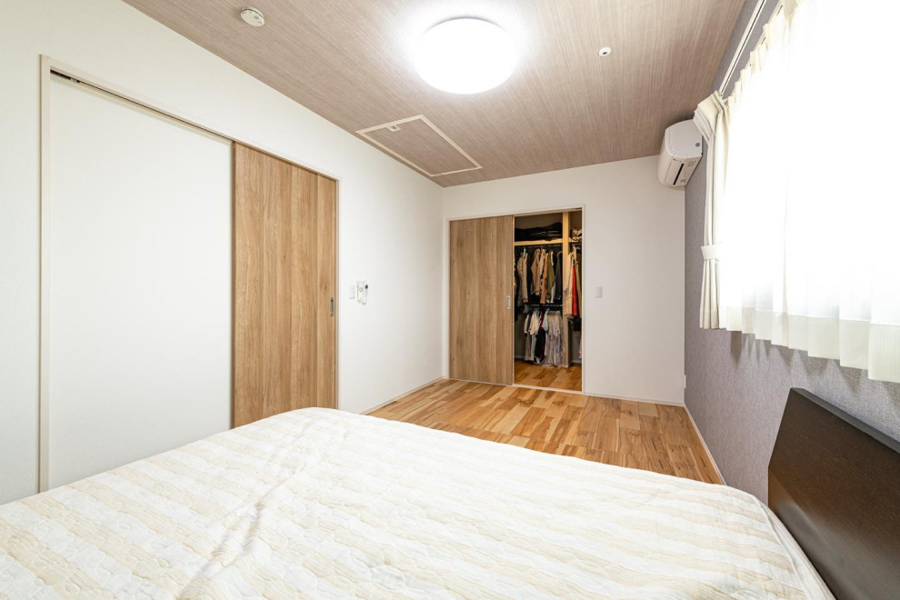 福岡にある和モダンなおしゃれな主寝室 (白い壁、淡色無垢フローリング、茶色い床、クロスの天井、壁紙、白い天井、アクセントウォール) のインテリア