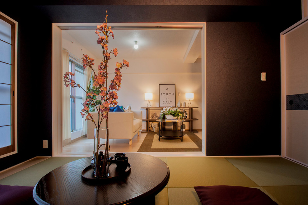 Inspiration for an asian family room in Osaka.