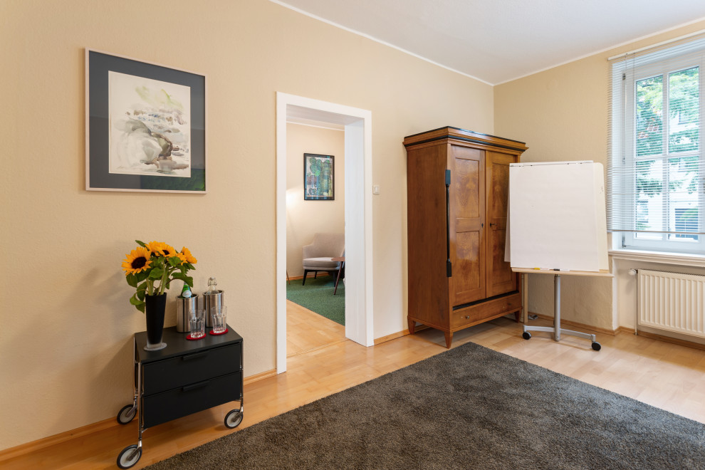 Exemple d'une salle de séjour tendance de taille moyenne et fermée avec un mur beige, moquette, aucun téléviseur, un sol gris, un plafond en papier peint et du papier peint.