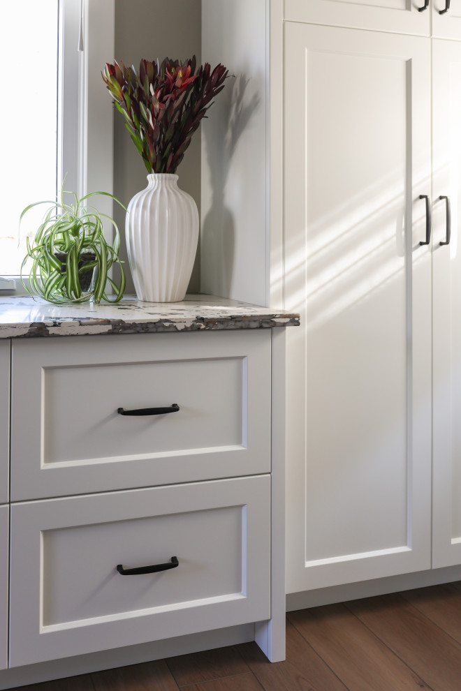 Example of a transitional home design design in Toronto