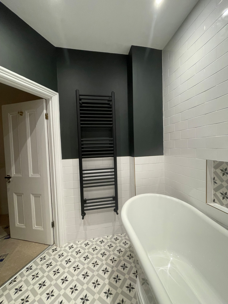 Idéer för att renovera ett mellanstort vintage vit vitt toalett, med släta luckor, svarta skåp, grå väggar, klinkergolv i porslin, ett konsol handfat, bänkskiva i kvartsit och flerfärgat golv