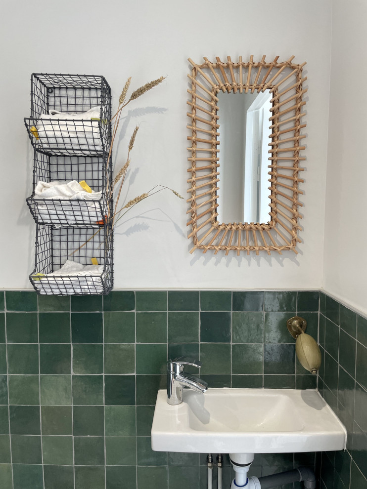Exemple d'un WC suspendu éclectique de taille moyenne avec un carrelage vert, des carreaux de céramique, un mur blanc, sol en béton ciré, un lavabo suspendu et un sol gris.