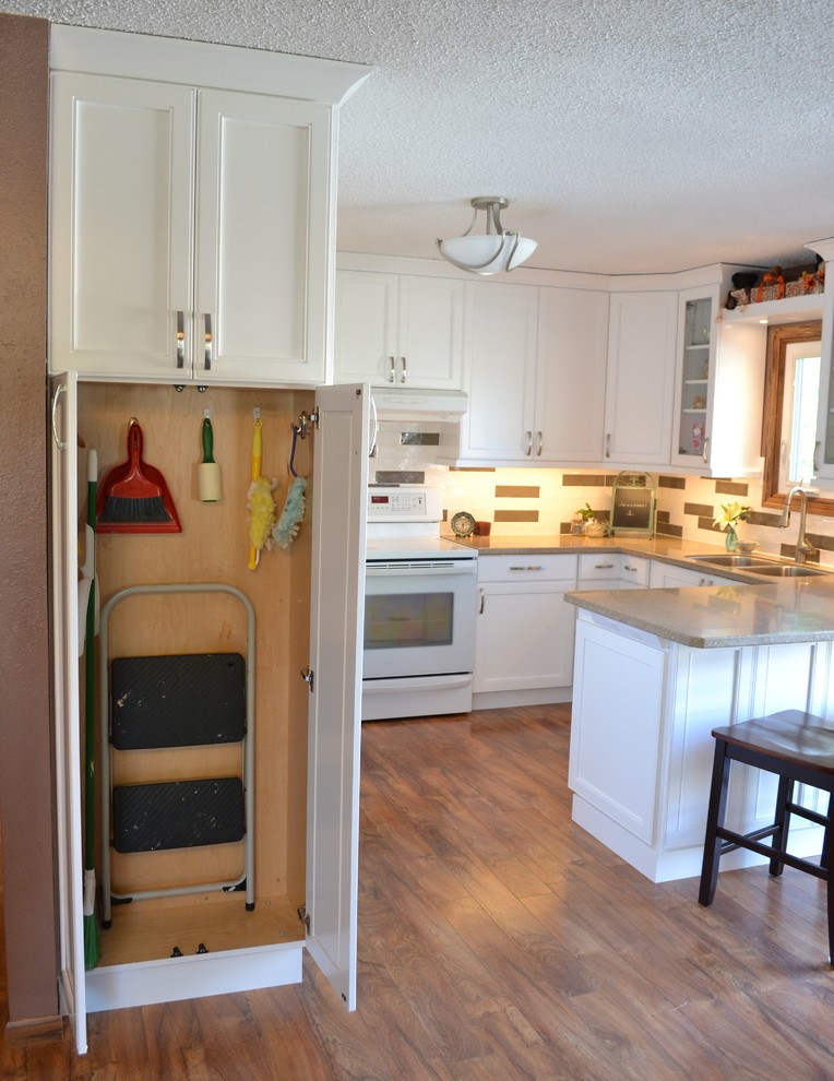 Kitchen - mid-sized transitional kitchen idea