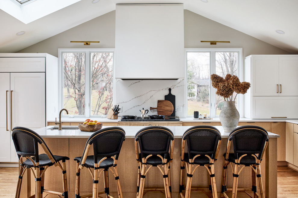 Diseño de cocina retro grande con encimera de cuarzo compacto, salpicadero blanco, suelo de madera en tonos medios, una isla y encimeras blancas