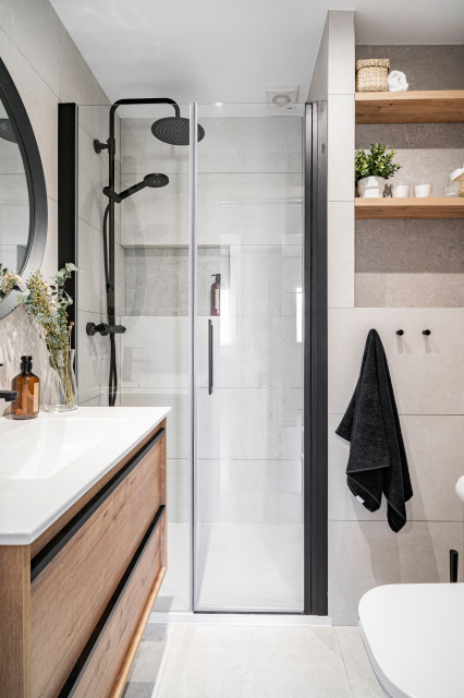 CASA UNO modern-bathroom