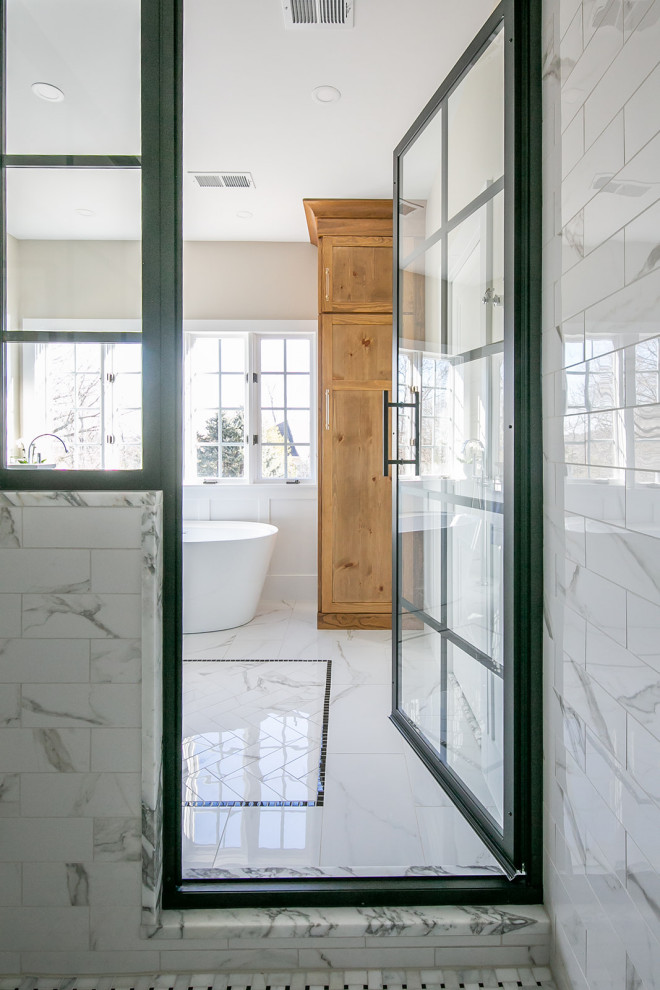 Idée de décoration pour une grande salle de bain principale tradition en bois brun avec un placard à porte shaker, une baignoire indépendante, une douche d'angle, WC séparés, un mur beige, un sol en carrelage de céramique, un lavabo encastré, un plan de toilette en marbre, un sol blanc, une cabine de douche à porte battante, un plan de toilette blanc, une niche, meuble double vasque, meuble-lavabo encastré et boiseries.