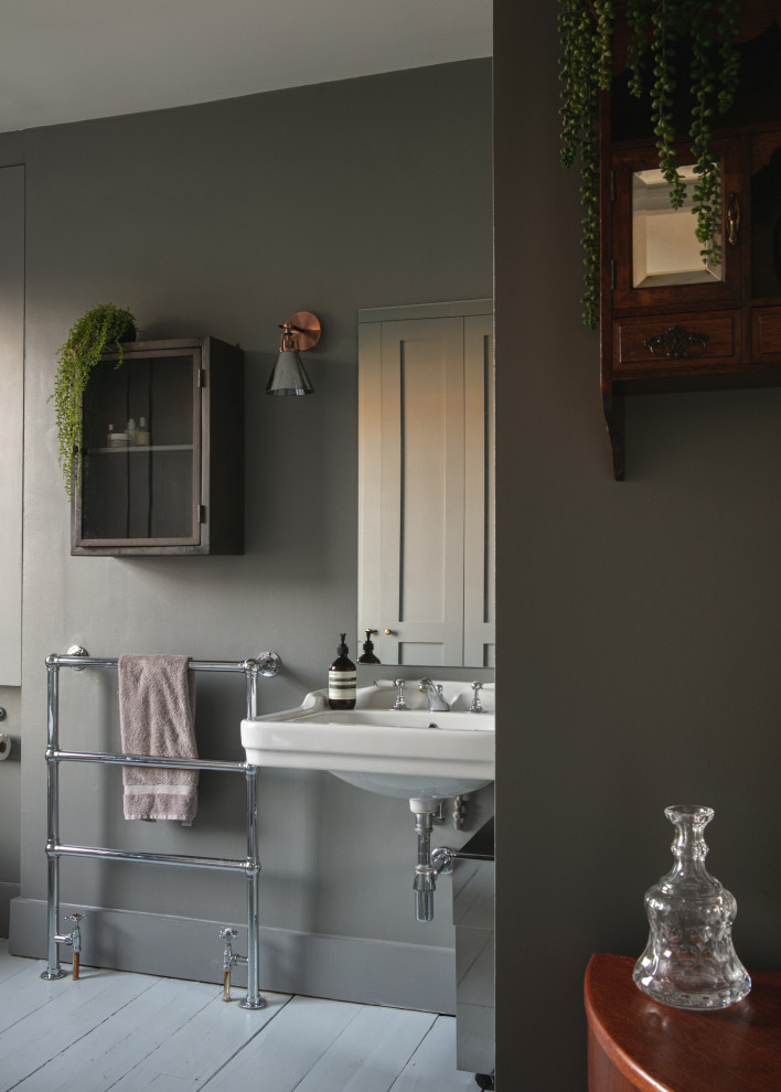 Modelo de cuarto de baño único y principal clásico grande con lavabo suspendido, suelo gris y paredes grises