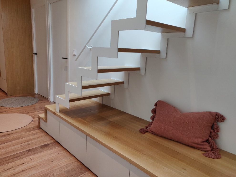 Idéer för en mellanstor nordisk trappa i trä, med öppna sättsteg