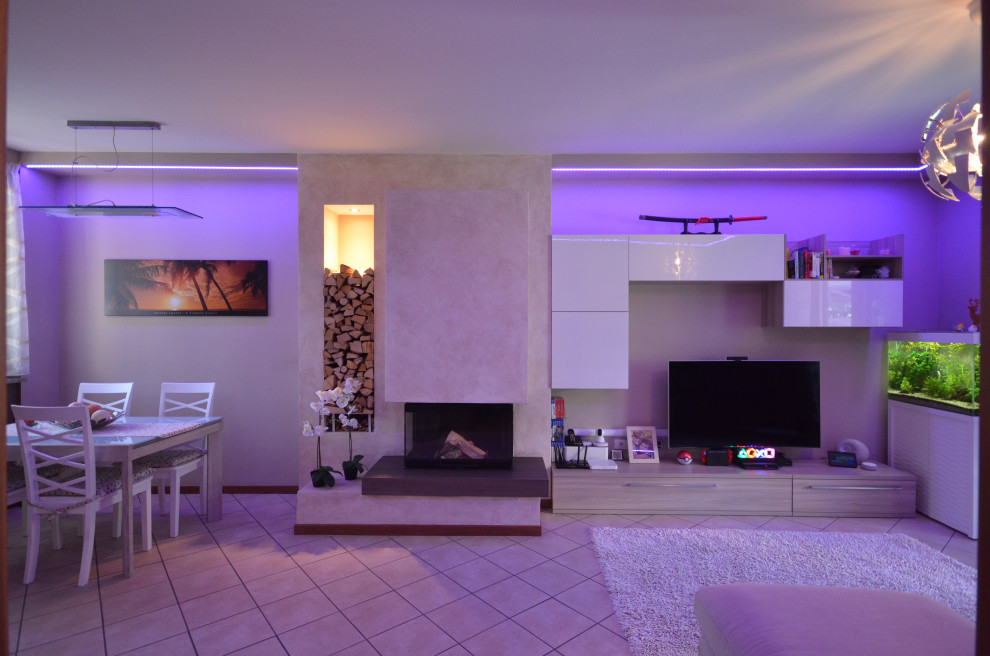 Свежая идея для дизайна: маленькая гостиная комната:: освещение в стиле фьюжн с бежевыми стенами, полом из керамогранита, телевизором на стене, зоной отдыха и бежевым полом для на участке и в саду - отличное фото интерьера