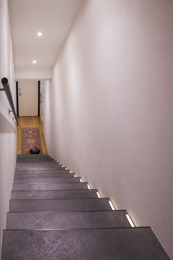 Scala di accesso al piano superiore e luci segnapassi