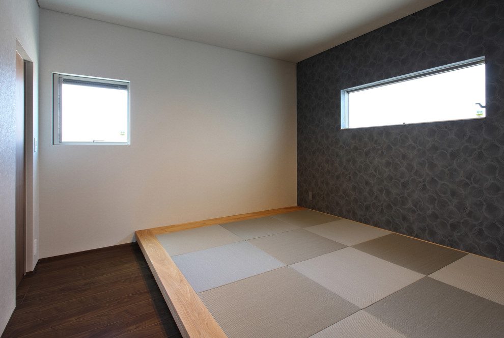 Modelo de dormitorio principal moderno de tamaño medio sin chimenea con paredes grises, tatami, suelo marrón, papel pintado y papel pintado