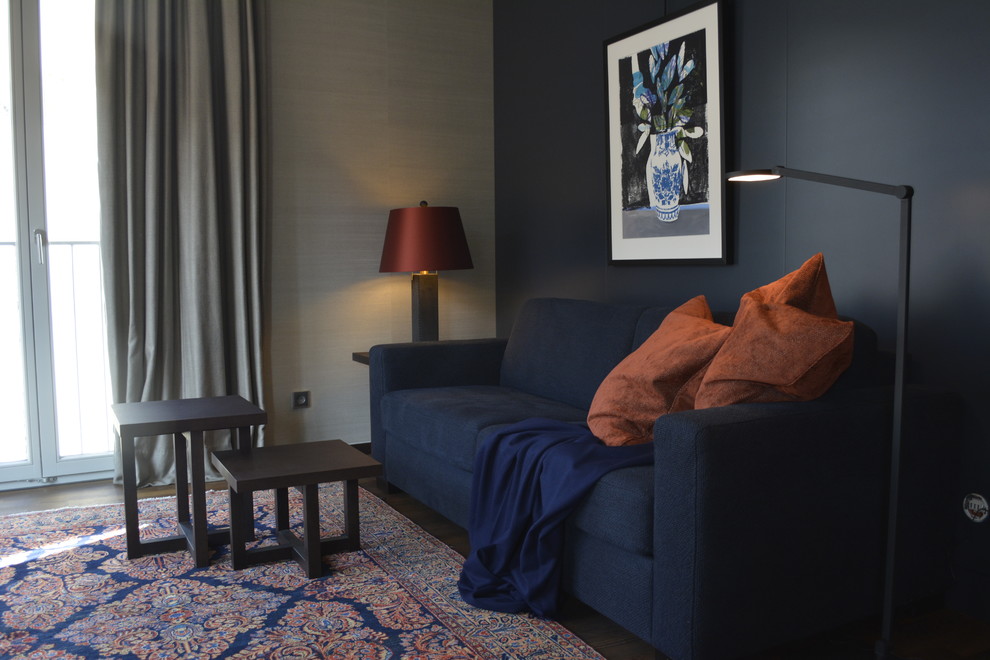 Modernes Wohnzimmer mit braunem Holzboden in Berlin