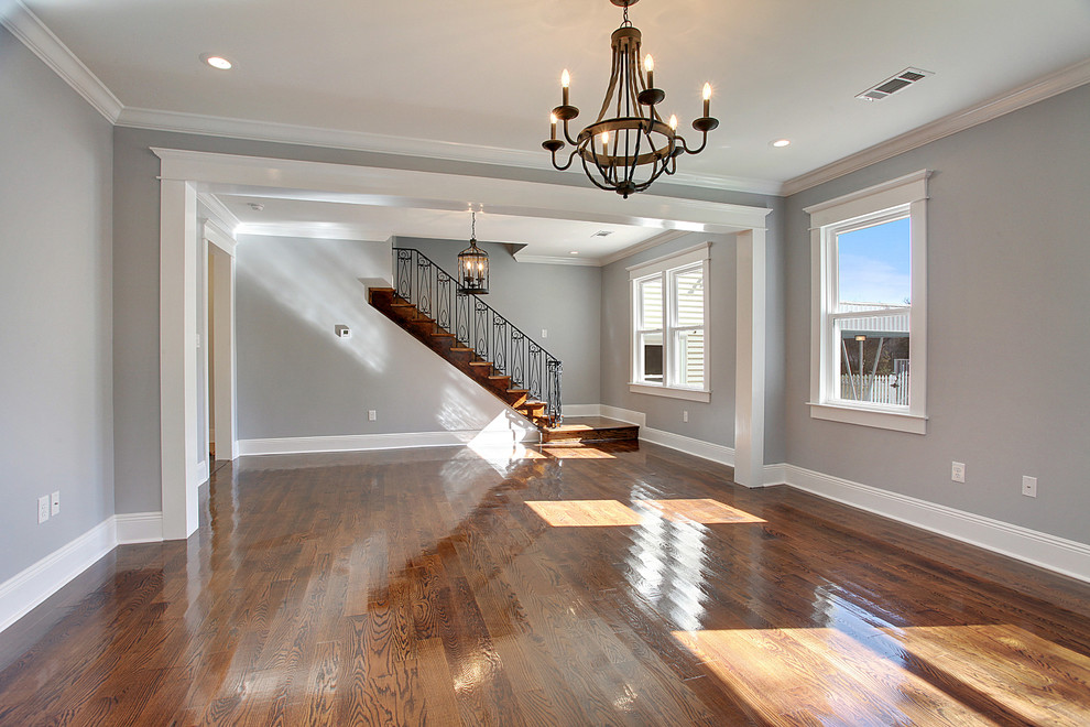Home design - mid-sized traditional home design idea in New Orleans
