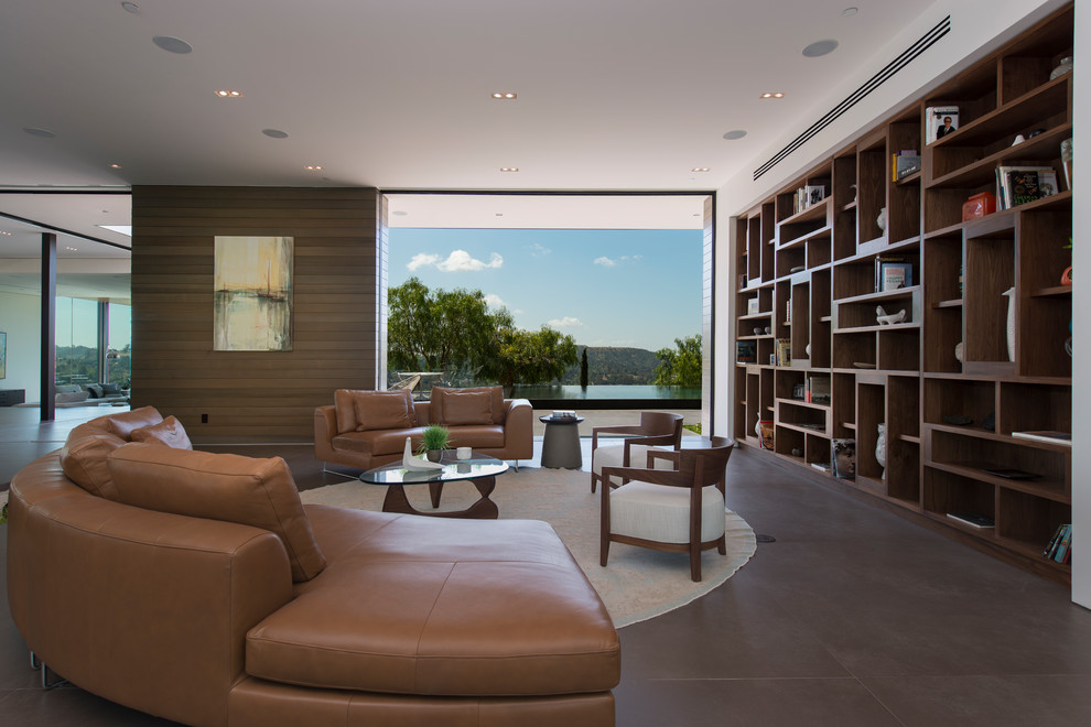 Cette photo montre un très grand salon moderne ouvert avec une salle de réception, un sol en bois brun, un sol marron et un plafond décaissé.