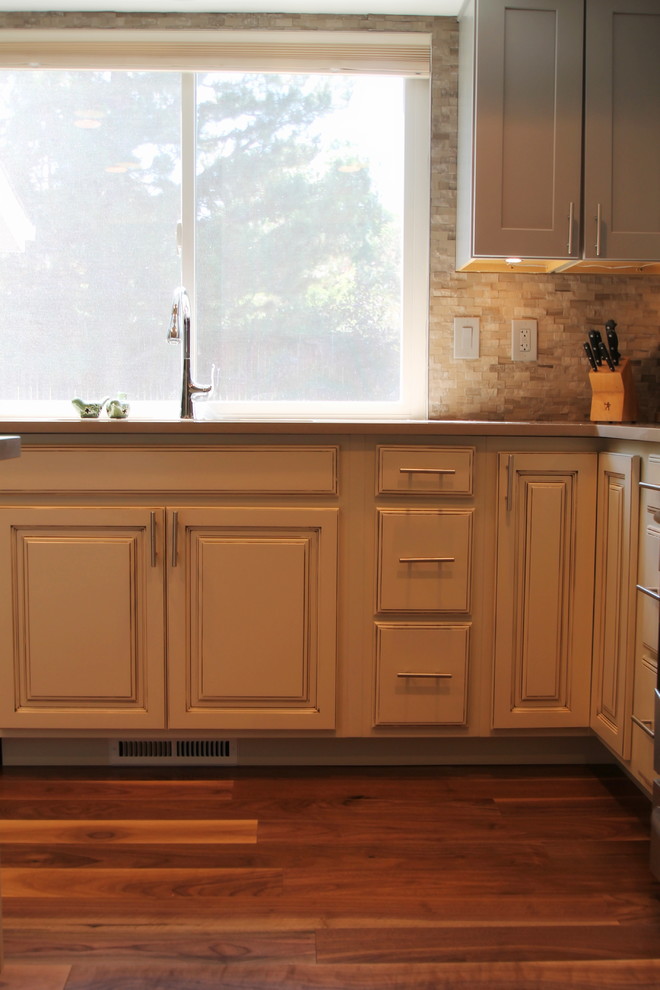 Inspiration for a large transitional l-shaped medium tone wood floor eat-in kitchen remodel in Denver with an undermount sink, shaker cabinets, gray cabinets, quartz countertops, gray backsplash, stone tile backsplash, stainless steel appliances and an island