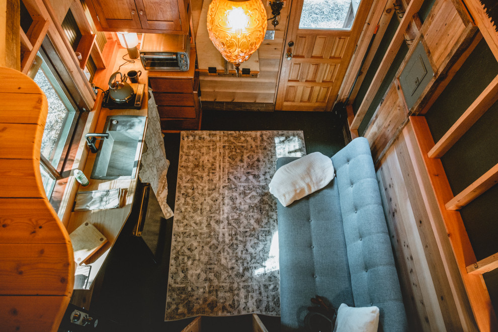 Ispirazione per un piccolo soggiorno stile rurale stile loft con pareti multicolore, pavimento in legno verniciato, pavimento verde, travi a vista e pannellatura