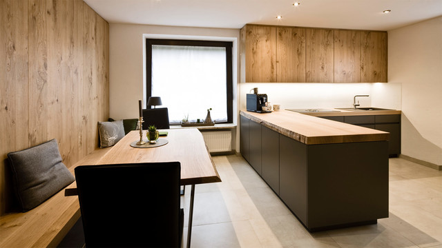Kuche Aus Eiche Wild Und Grau Lack Topmatt Modern Kitchen Munich By Held Schreinerei Interior Design Houzz Ie