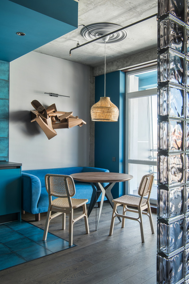Foto på ett mellanstort industriellt svart linjärt kök och matrum, med en undermonterad diskho, släta luckor, blå skåp, laminatbänkskiva, blått stänkskydd, stänkskydd i keramik, svarta vitvaror, klinkergolv i keramik och blått golv