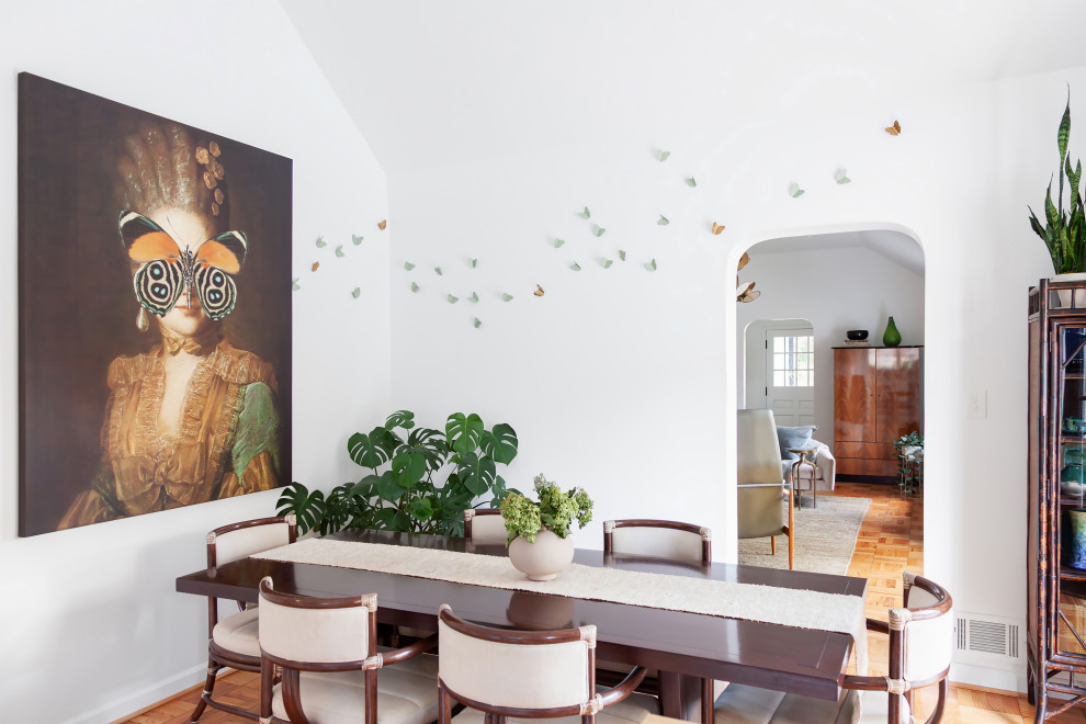 Aménagement d'une salle à manger classique fermée avec un mur blanc, parquet clair et un sol marron.