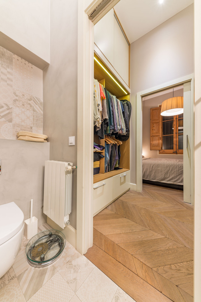 Inspiration for a medium sized traditional ensuite bathroom in Barcelona with white cabinets, a built-in bath, a wall mounted toilet, pink tiles, ceramic tiles, grey walls, ceramic flooring, a vessel sink, pink floors, grey worktops, a wall niche and a single sink.