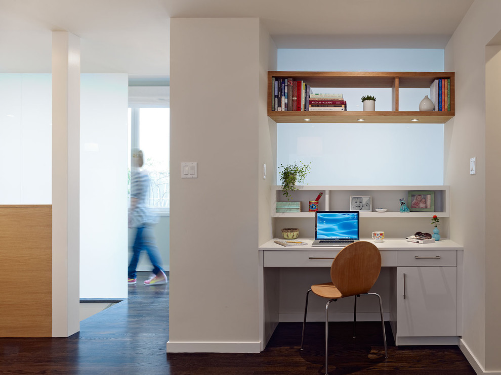 This is an example of a modern home office in San Francisco.
