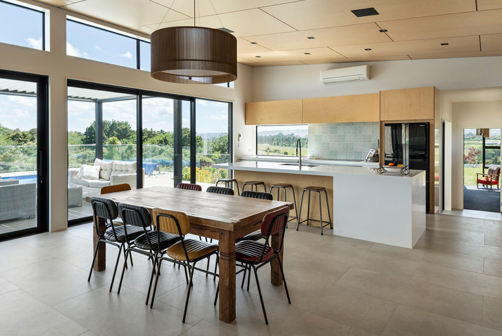 Стильный дизайн: кухня-столовая среднего размера в современном стиле с белыми стенами, полом из керамической плитки, бежевым полом и потолком из вагонки - последний тренд
