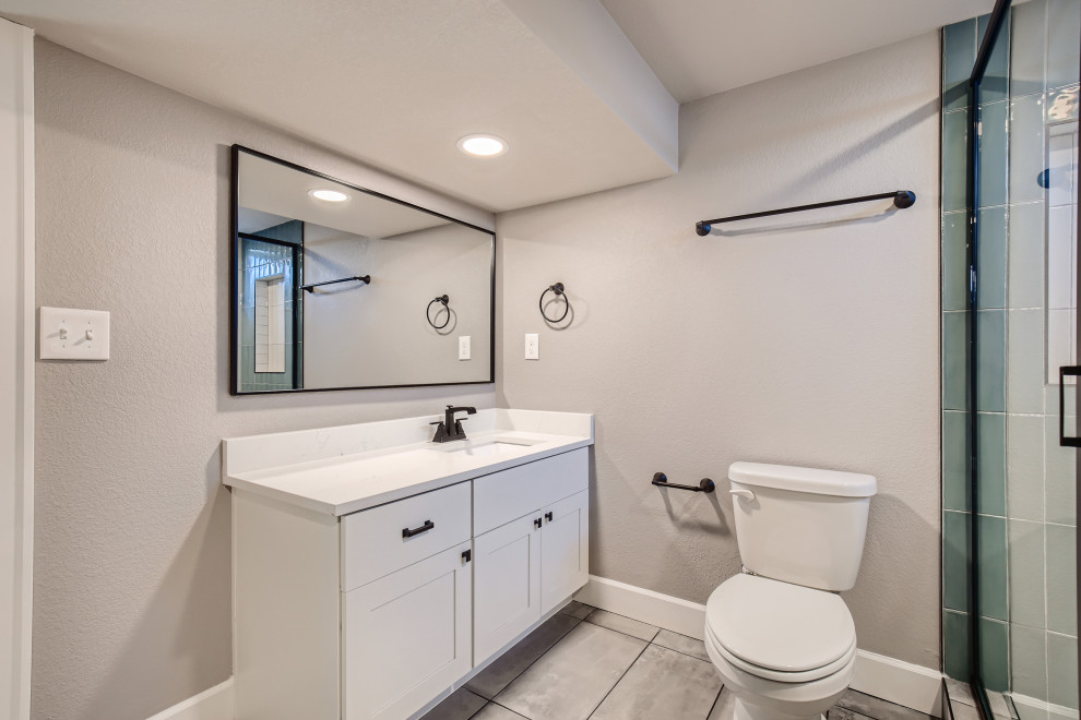 Idéer för ett litet modernt vit badrum med dusch, med skåp i shakerstil, vita skåp och bänkskiva i kvartsit