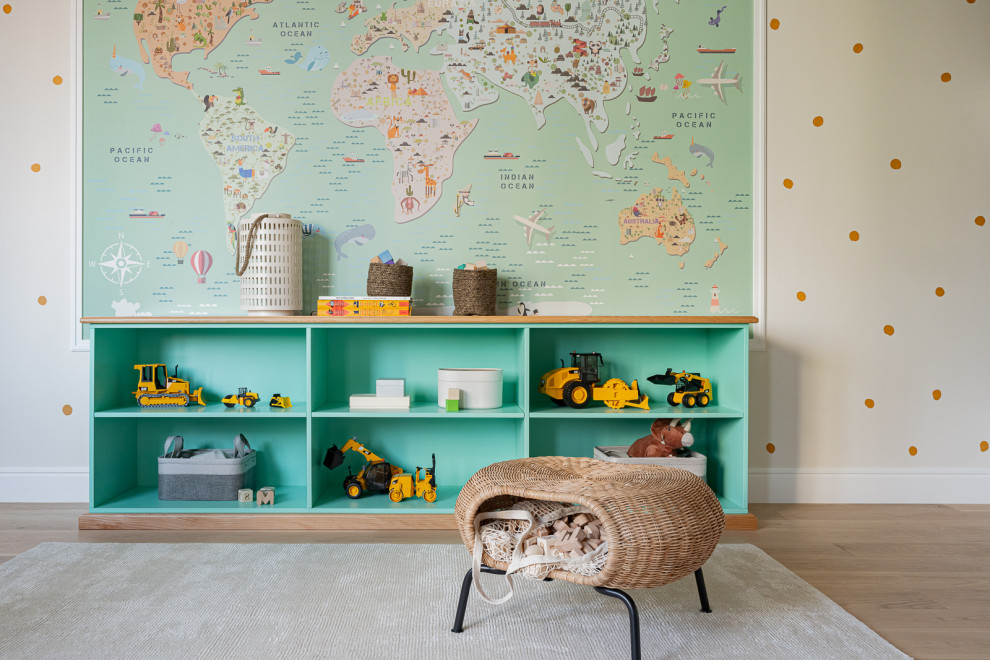 Imagen de habitación infantil unisex de 4 a 10 años escandinava grande con paredes blancas, suelo de madera clara, vigas vistas y papel pintado