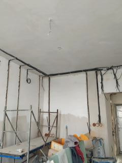 Кухня с латунным фартуком