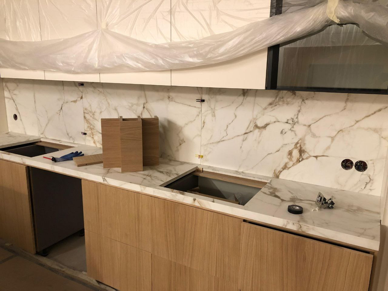 Зона кухни и TV-тумба в едином стиле