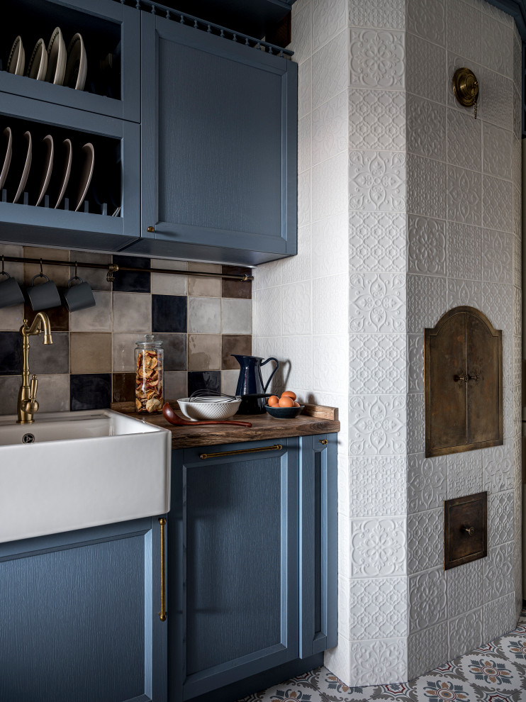 Imagen de cocina comedor clásica de tamaño medio con armarios con paneles empotrados, puertas de armario azules, encimera de madera y encimeras beige