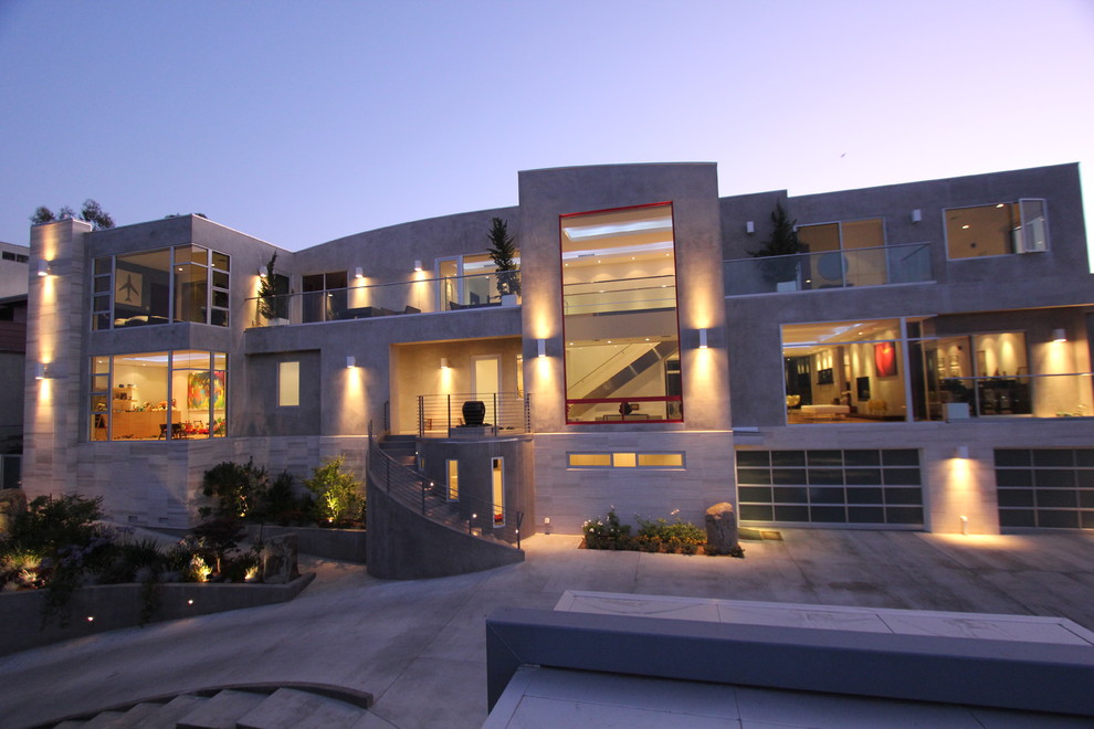 Contemporary exterior in Los Angeles.