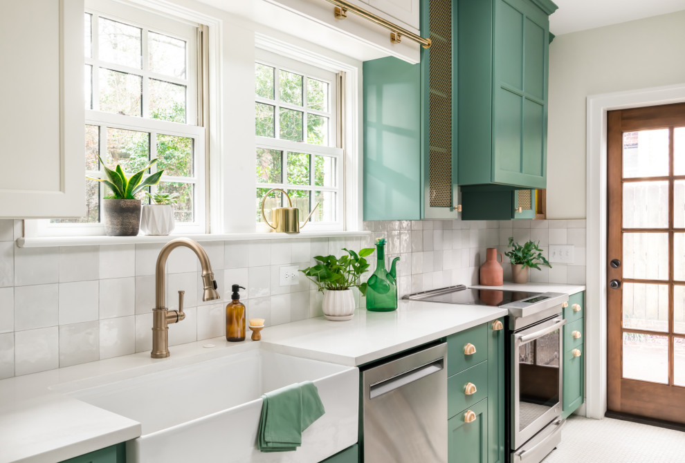 Example of a classic kitchen design in Atlanta with a farmhouse sink