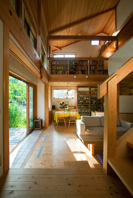けやき台の家／家族を育む包容力のある家 rustic-living-room