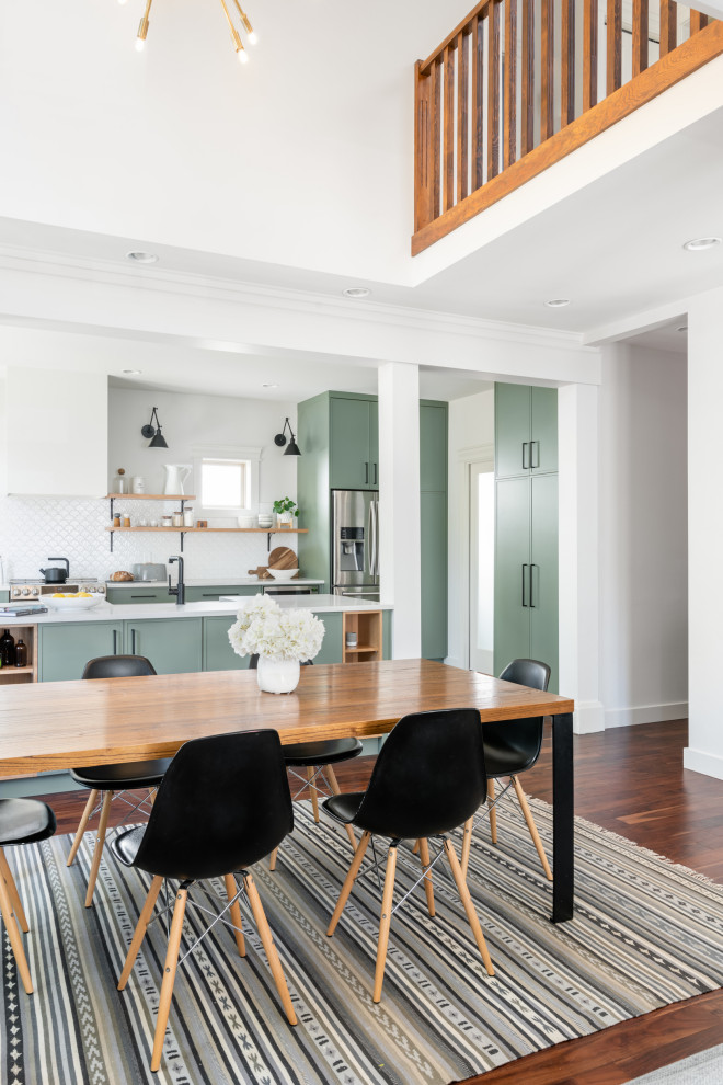 Mittelgroße Klassische Wohnküche ohne Kamin mit weißer Wandfarbe, braunem Holzboden, braunem Boden und gewölbter Decke in Vancouver