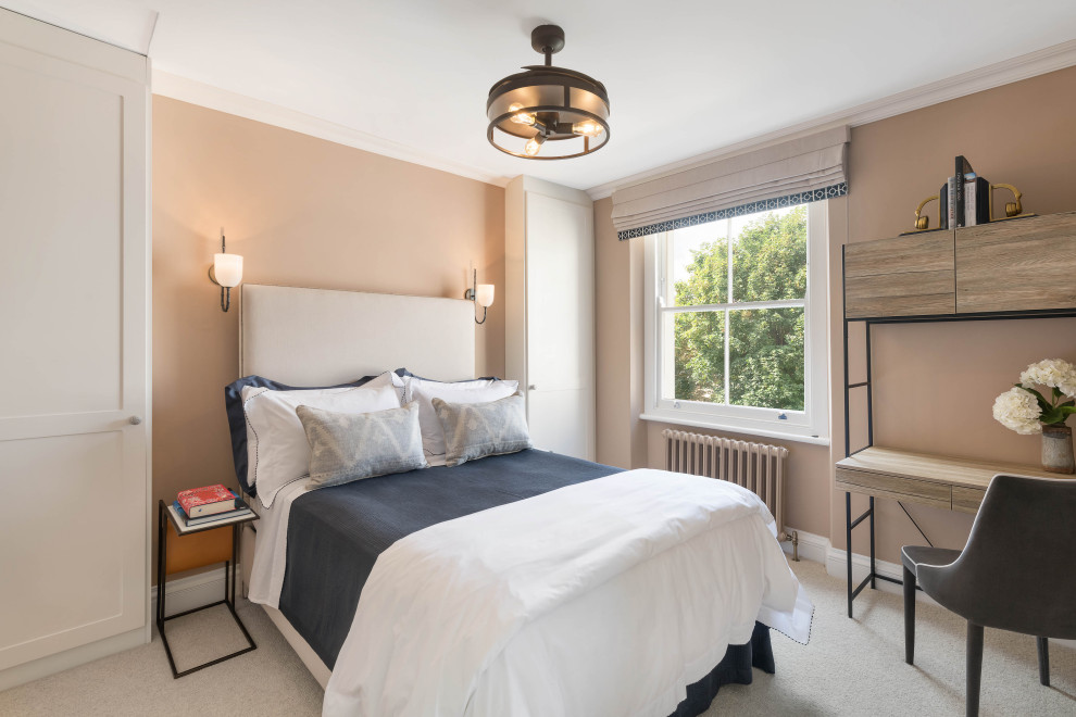 ロンドンにある小さなトランジショナルスタイルのおしゃれな客用寝室 (ピンクの壁、カーペット敷き、暖炉なし、石材の暖炉まわり、ベージュの床) のレイアウト