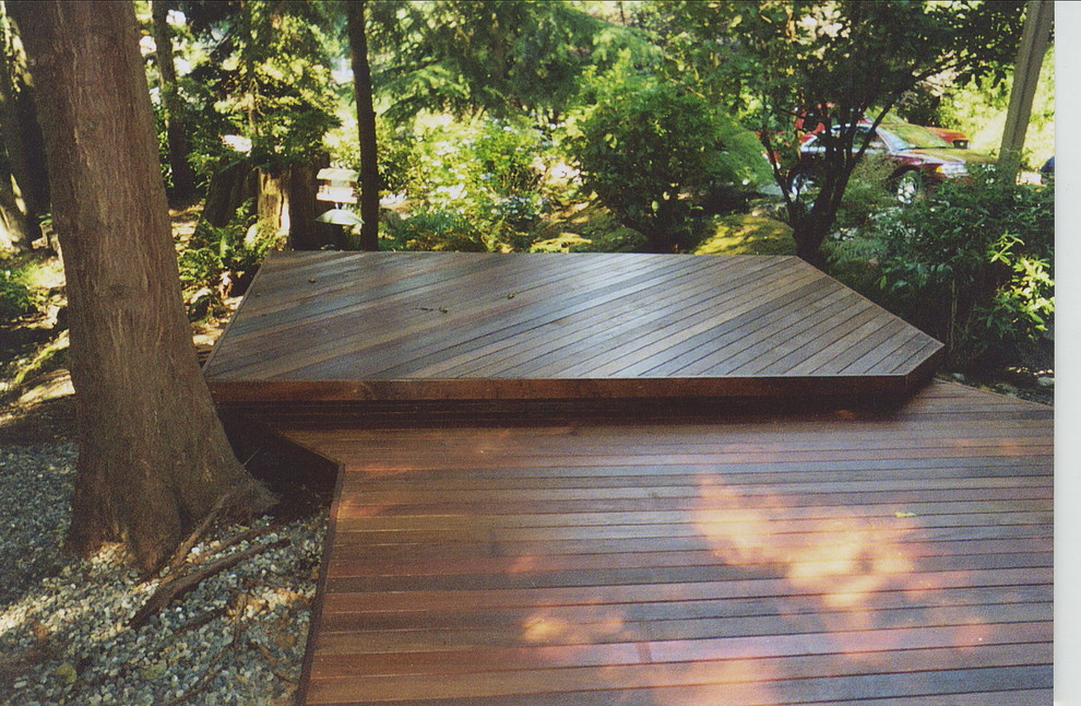 Inspiration for a mid-sized modern backyard deck remodel in Seattle