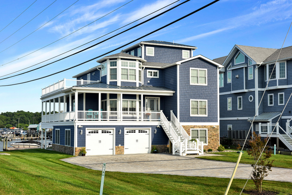 Großes, Vierstöckiges Stilmix Einfamilienhaus mit Vinylfassade, blauer Fassadenfarbe, Walmdach, Misch-Dachdeckung, schwarzem Dach und Schindeln in Sonstige